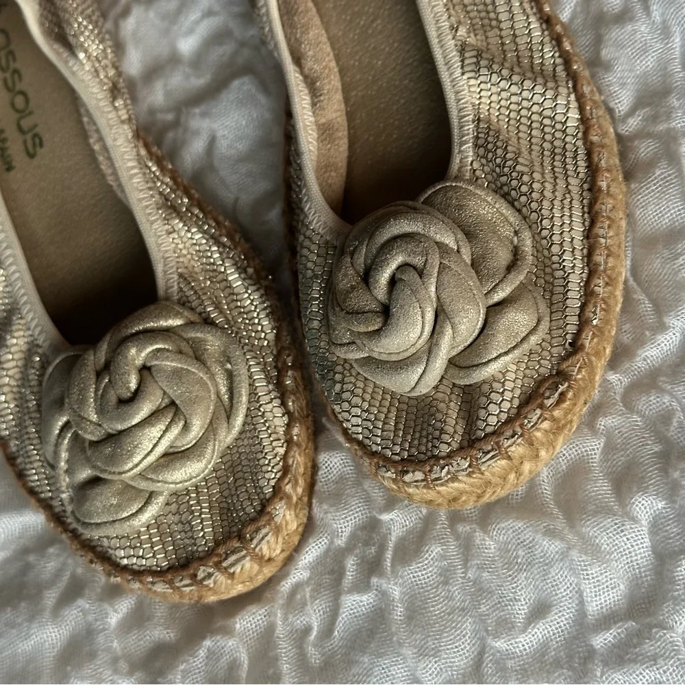 Andre Assous Metallic Gold Leather Espadrille Flats Resort Vacation 6